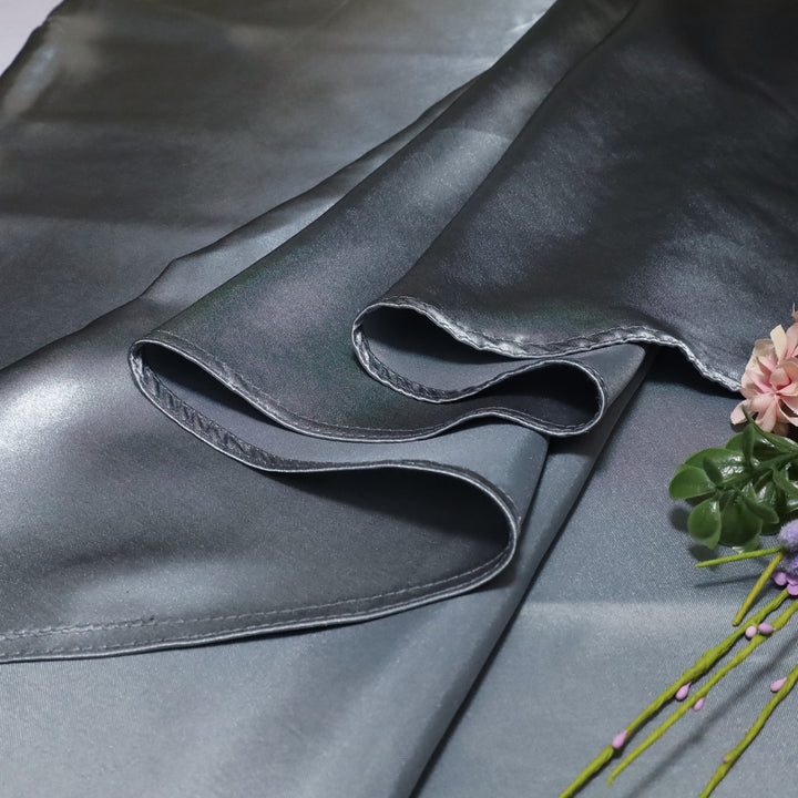 Nappe ronde en satin robuste de 132 po - Étain/Anthracite (1 pièce)