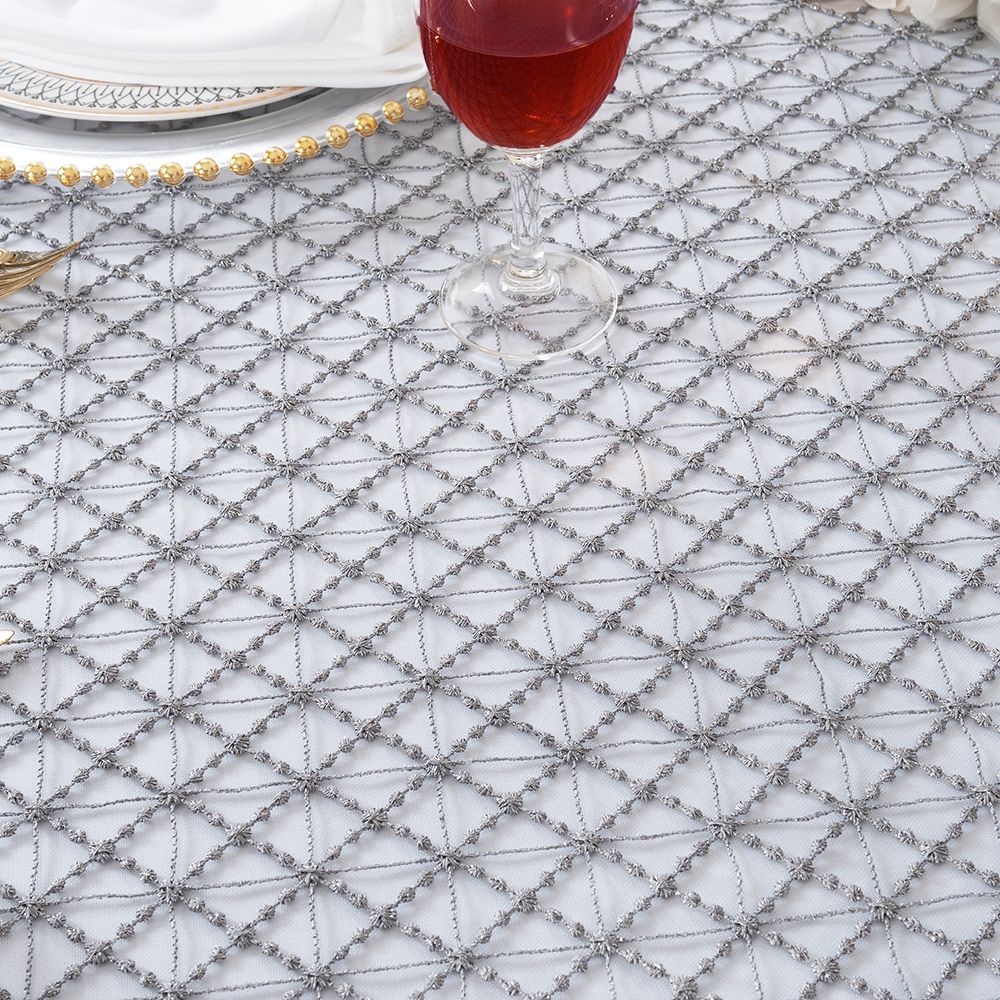 Superposition de table en dentelle soluble dans l'eau métallique scintillante à diamants carrés de 72 "x 72" - Argent (1 pièce)