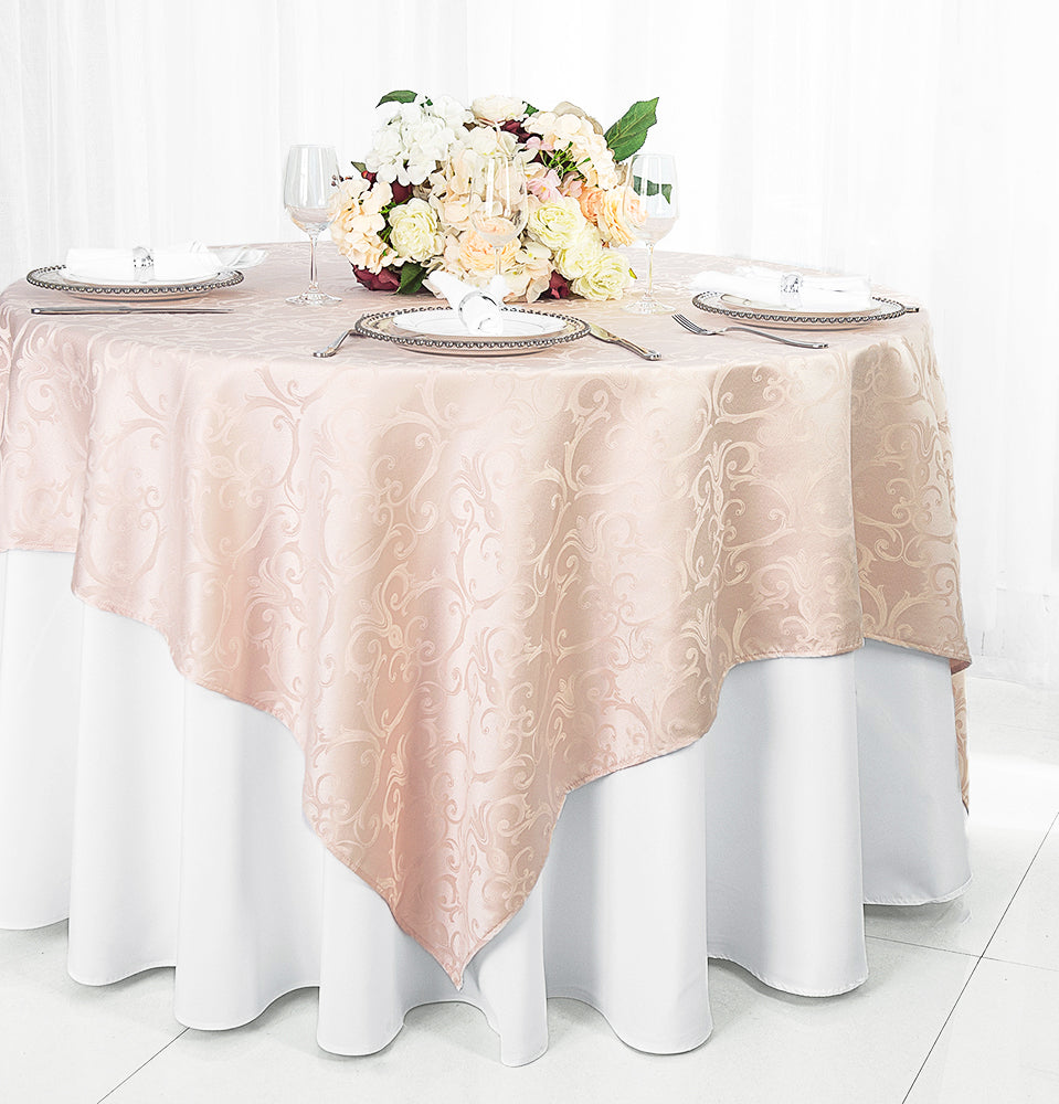 Superpositions de table carrées en polyester jacquard damassé Versailles Chopin 72 "x 72" - Rose blush/or rose (1 pièce)