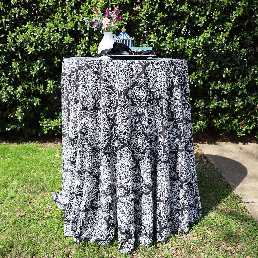 Nappe ronde en plongée au henné (sans plis) de 132 po - Noir (1 pièce)
