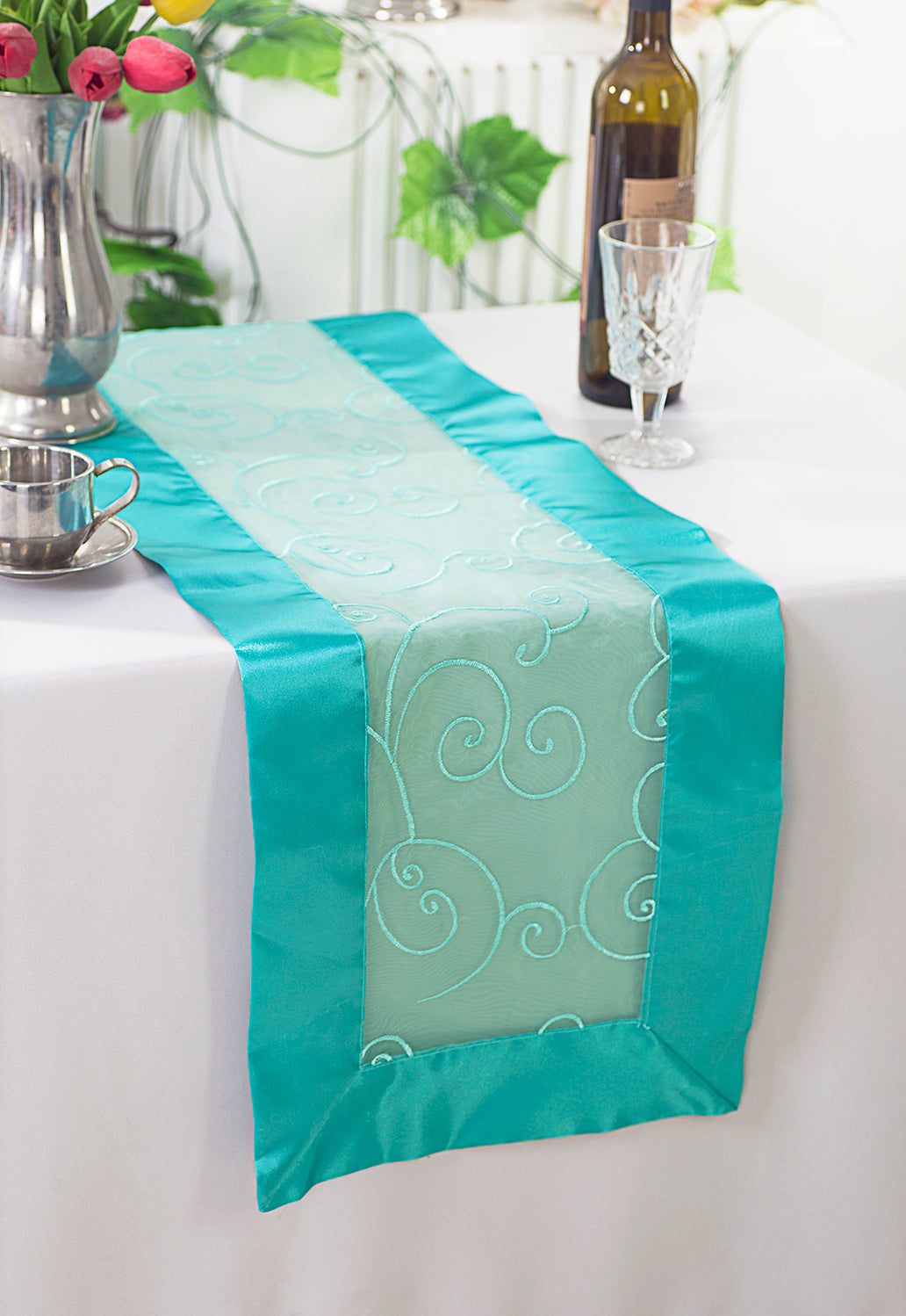 Chemin de table en organza brodé 12,75 "x 108" - Bleu piscine (1 pièce)