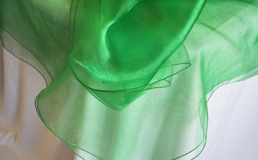 Cubierta de mesa rectangular de organza de 54"x108" - Verde esmeralda (1 pieza)